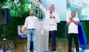 Miguel Vargas hace juramentaciones y critica pensiones que otorga el Gobierno