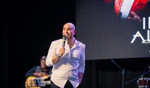 Irving Alberti se luce en Escenario 360 entre humor, risas y baladas 