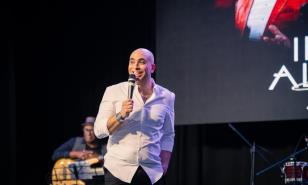 Irving Alberti se luce en Escenario 360 entre humor, risas y baladas 