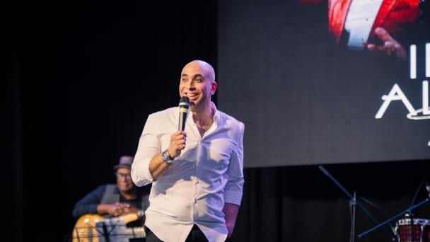 Irving Alberti se luce en Escenario 360 entre humor, risas y baladas