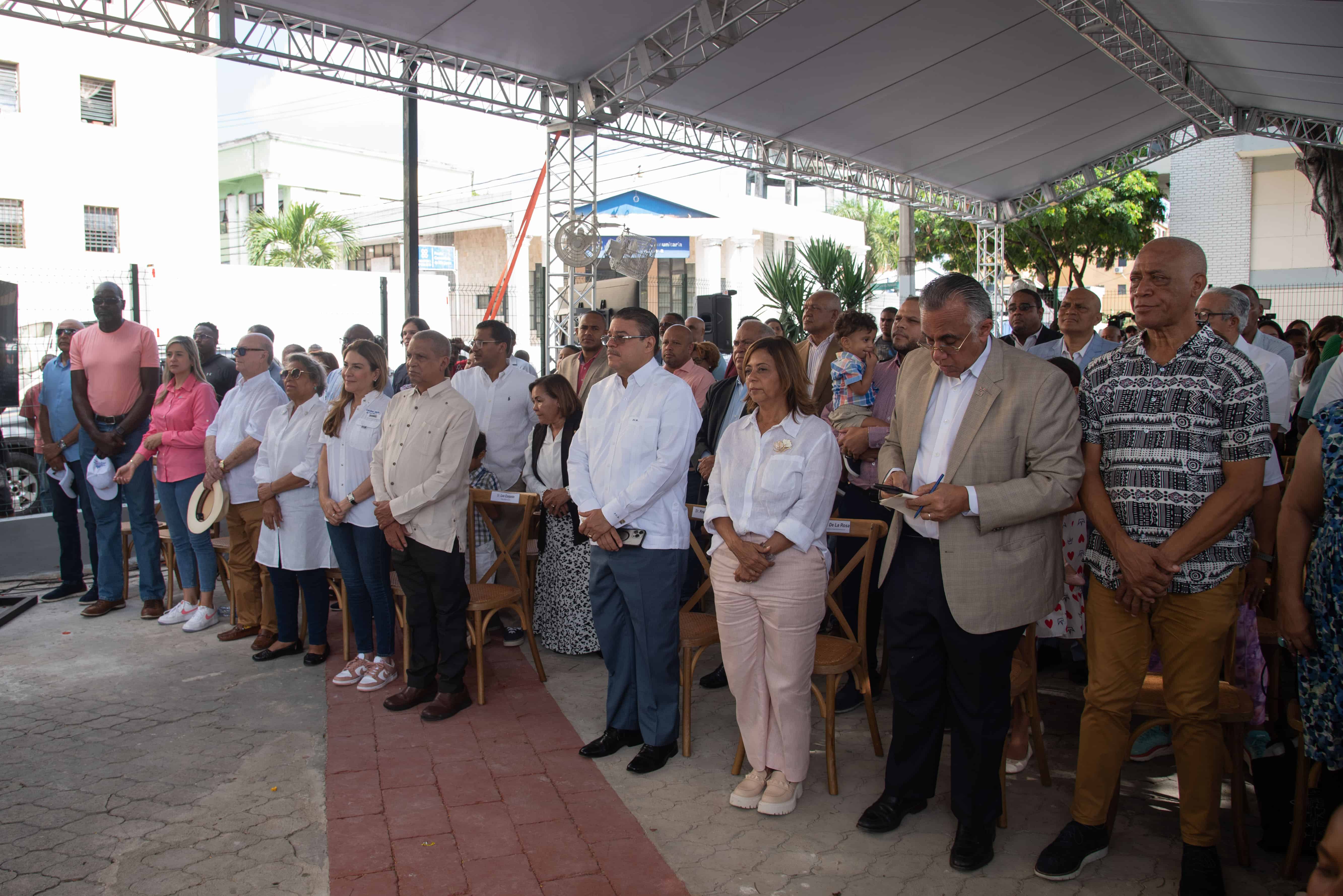 Participantes en la reinauguración del parque.