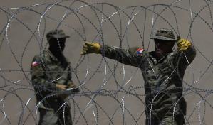 La Guardia Nacional refuerza en Texas la barricada de alambre pese a orden del Gobierno para retirarla