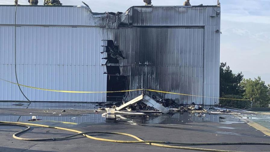 Tres muertos al chocar avión pequeño con hangar en aeropuerto del sur de California