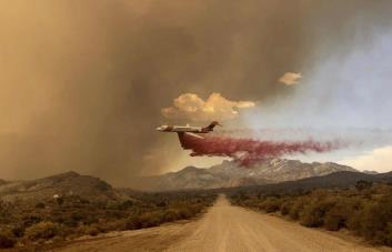 Vientos erráticos complican combatir dos enormes incendios en California