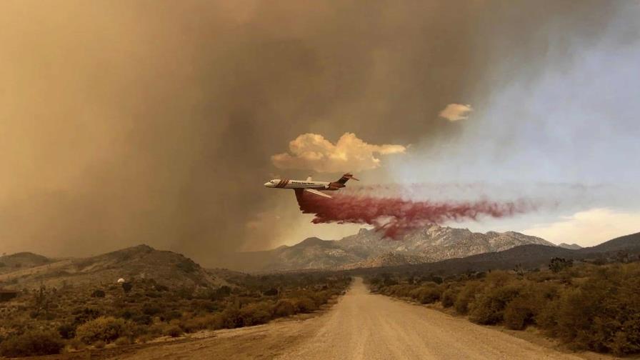 Vientos erráticos complican combatir dos enormes incendios en California