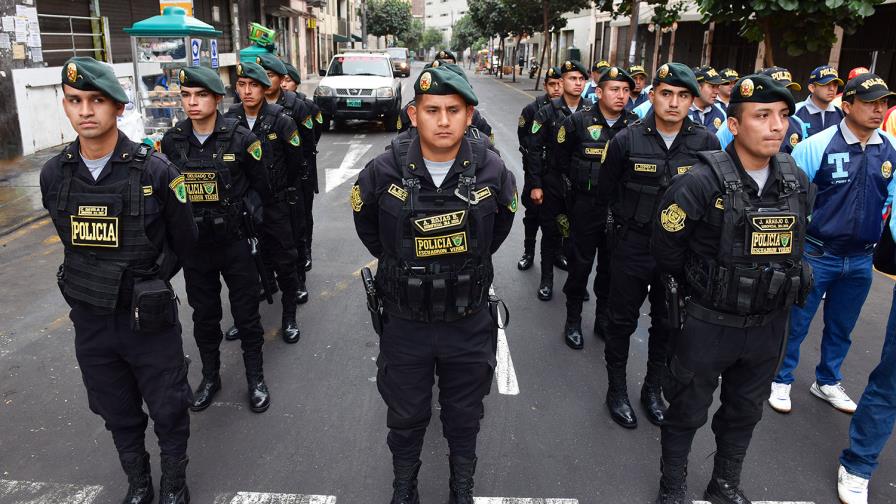 El Gobierno peruano alerta de un déficit de 40,000 policías y busca reclutar a ninis