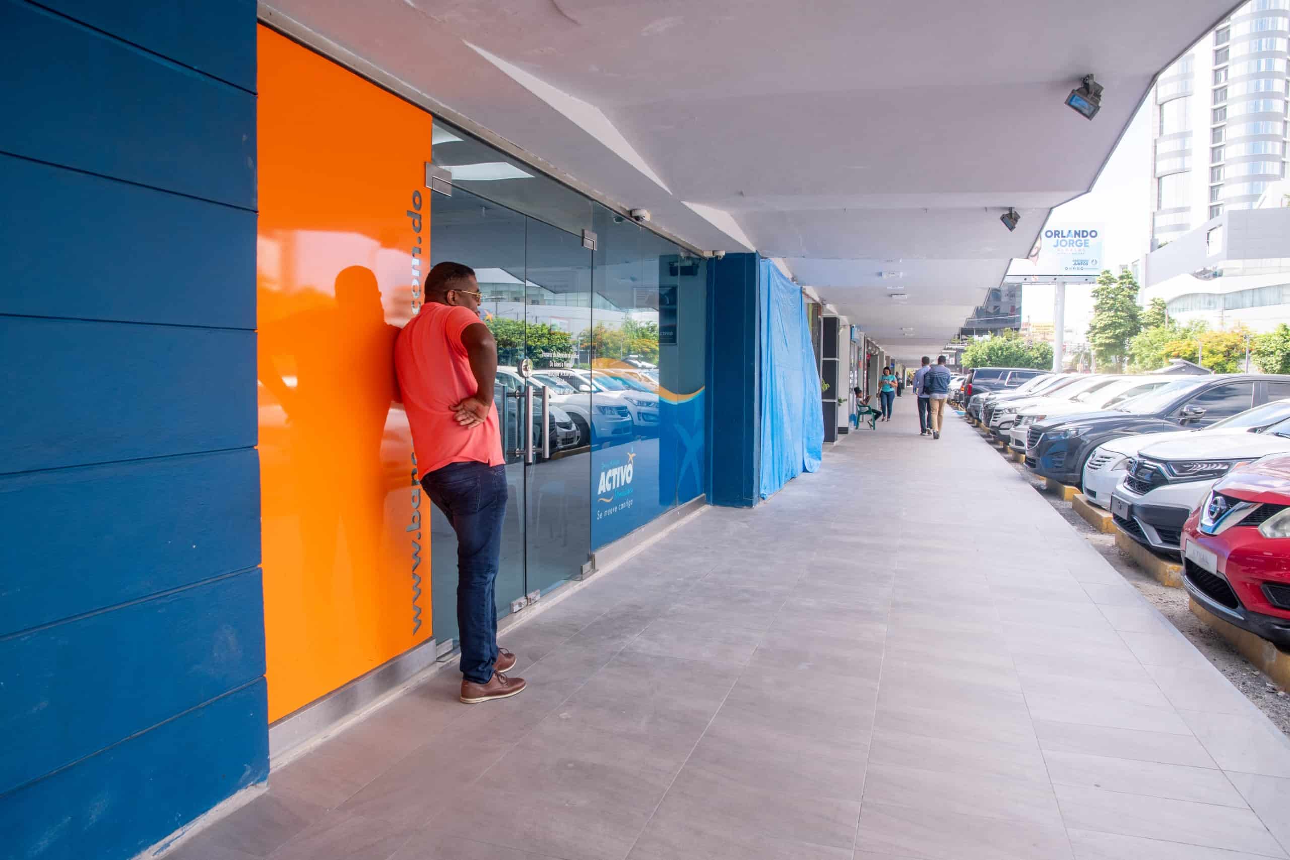 Un hombre se detiene en la puerta de la sucursal del Banco Activo en la avenida Tiradentes.