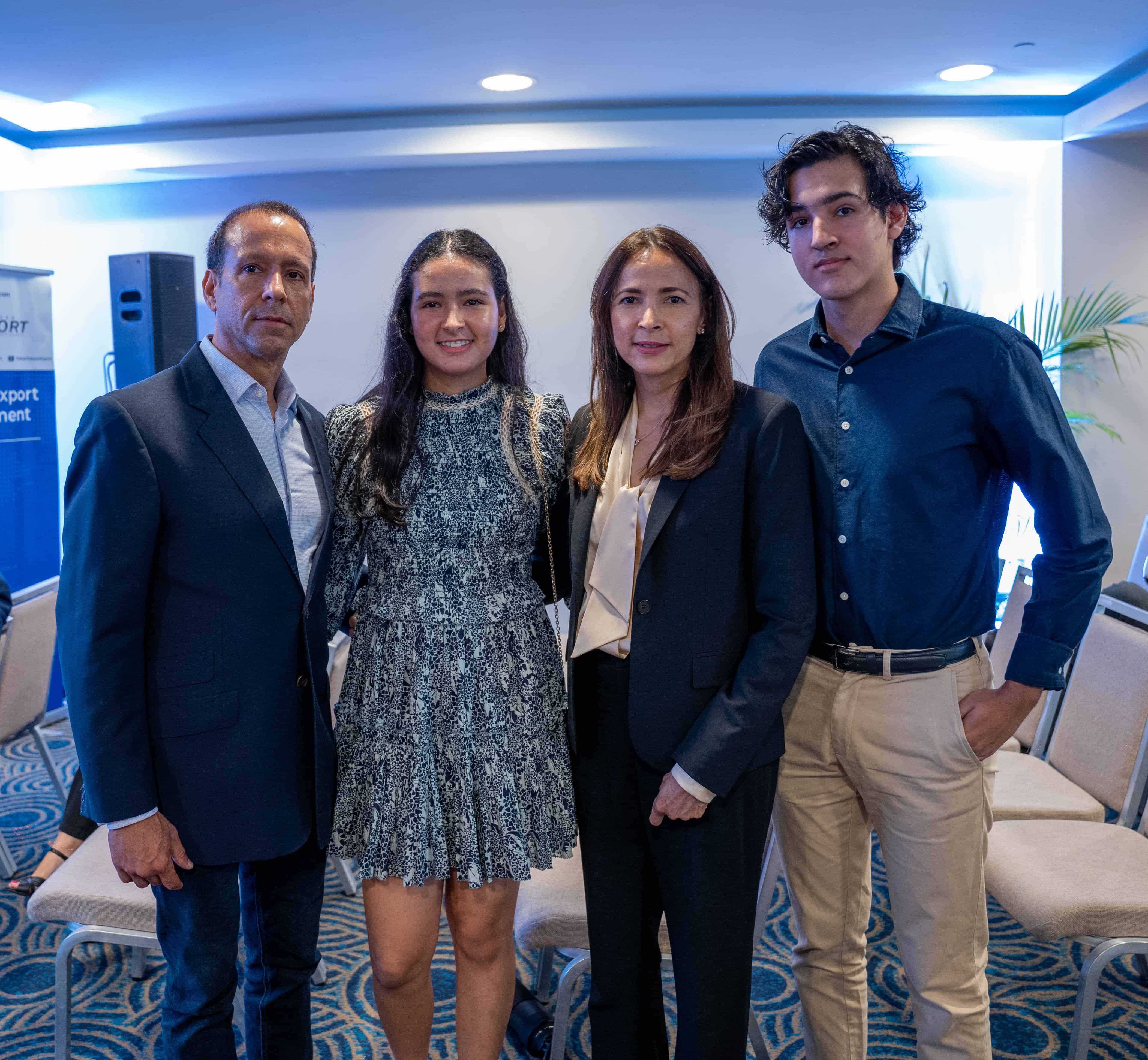 Leonardo de León, María Lucía de León, Diana Ramos y Leonardo José de León