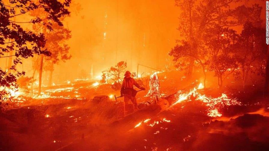 Masivo incendio arde sin control en reserva natural de California