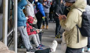 Inmigrantes recién llegados hacen larga cola en busca de albergue y trabajo en Nueva York