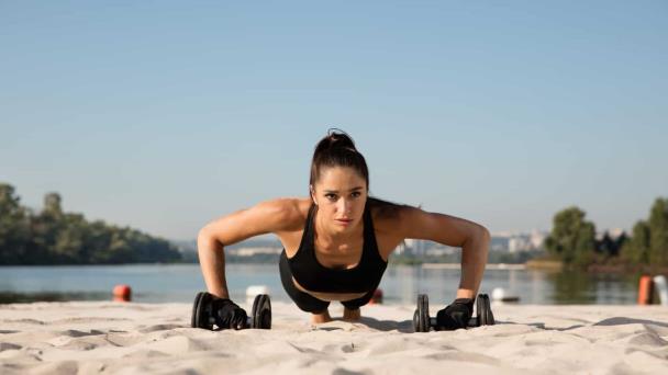 6.300+ Fitness Mujer Cuerpo Posando Estar De Pie En La Playa