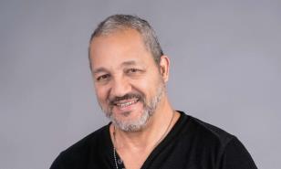 Richard Douglas deplora vulgaridad en los medios de comunicación audiovisuales y en la música