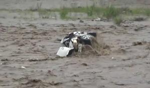 Impactantes imágenes del rescate de un conductor atrapado por las inundaciones en China