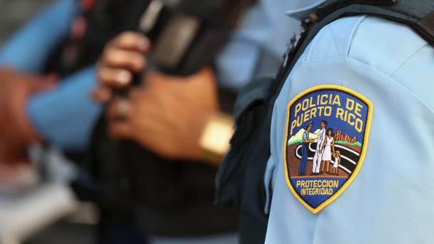 Asesinan a tiros a un policía y hieren a otros dos frente a panadería en Puerto Rico