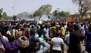 Los golpistas de Níger acusan a Francia de liberar a terroristas y violar su espacio aéreo