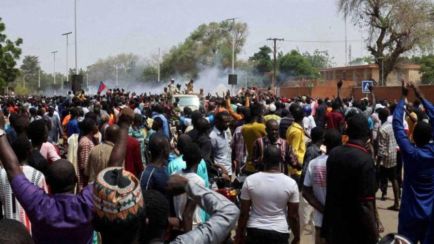 Los golpistas de Níger acusan a Francia de liberar a terroristas y violar su espacio aéreo