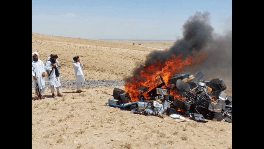 Talibanes queman instrumentos musicales por considerarlos inmorales