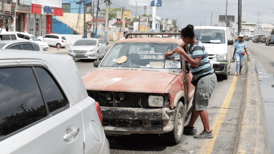 Supérate emplea a mujer que trabajaba como limpiavidrios para mantener a sus hijos