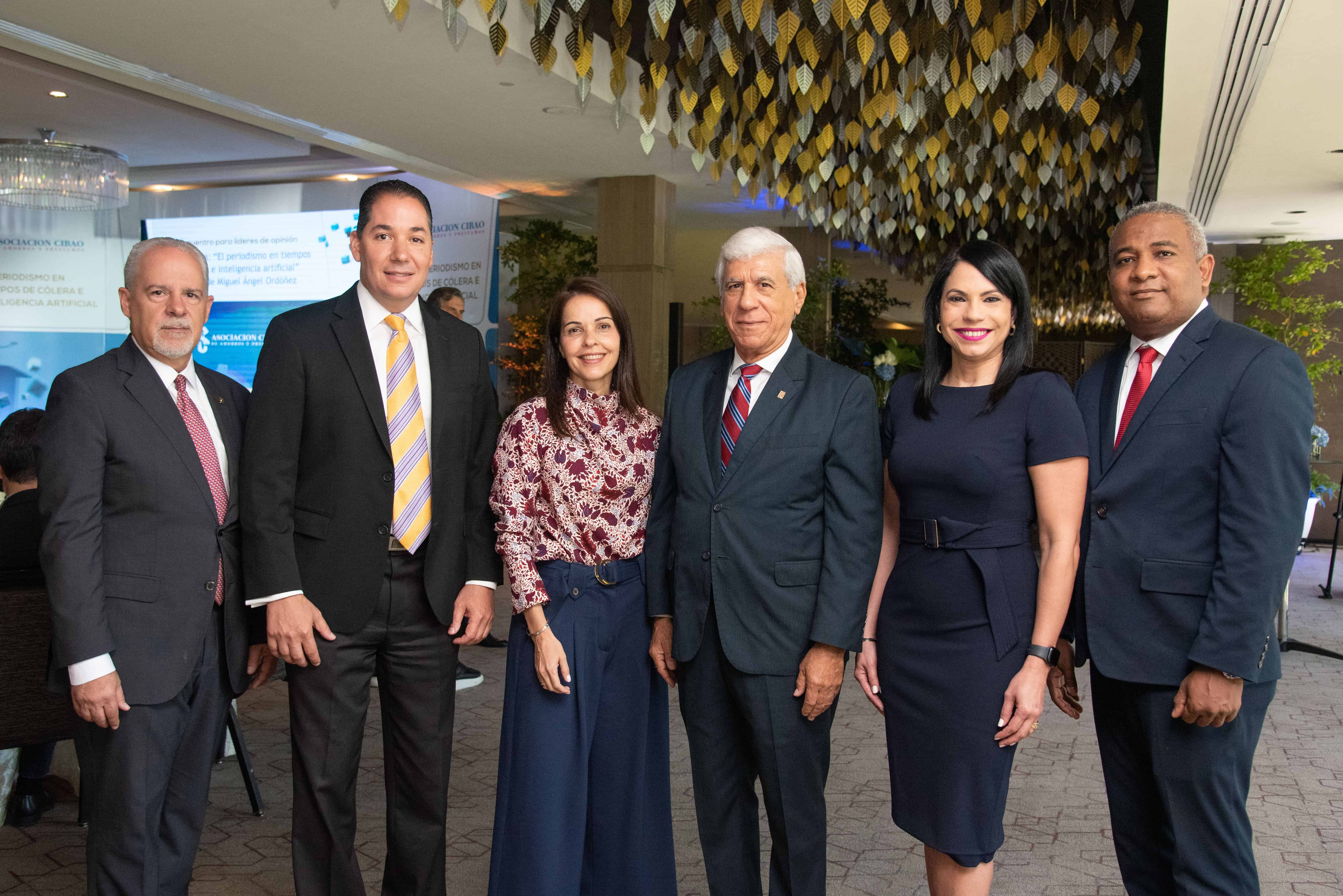 Héctor Echavarra, Randolph Phipps, Laura Acra, Rafael Ginebra, Maribel Abreu y Eduard Ramírez.