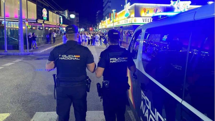 La Policía española detiene a 6 personas, incluido un imán, en operación antiterrorista La Policía española detiene a 6 personas, incluido un imán, en operación antiterrorista