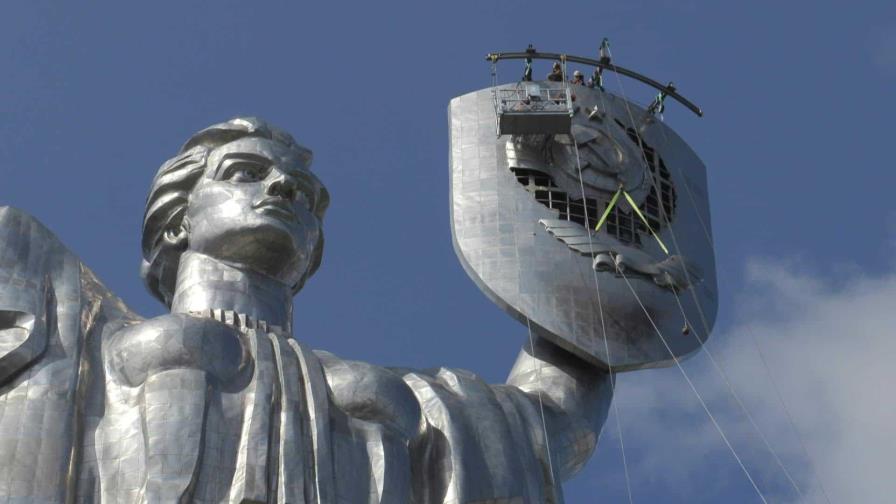 Retiran la hoz y el martillo de una estatua gigante en la capital de Ucrania