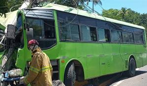 Chofer de la Omsa quedó atrapado tras chocar con poste del tendido eléctrico en la avenida España