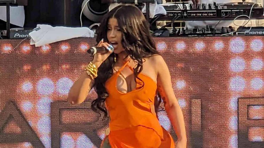 Subastan micrófono lanzado por Cardi B en concierto