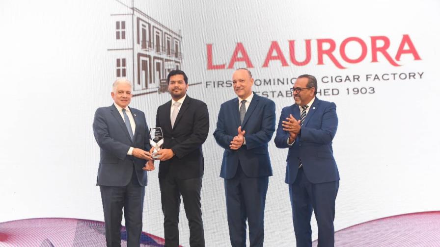 Premian el desempeño, las estrategias y la innovación de la fábrica de cigarros La Aurora