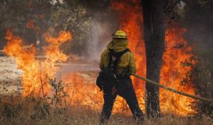 La lluvia ayuda a los bomberos a contener incendio en California