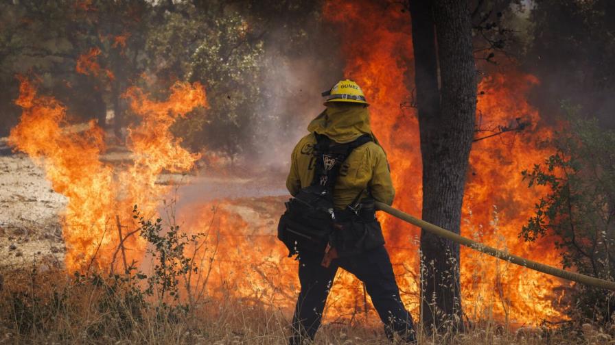 La lluvia ayuda a los bomberos a contener incendio en California