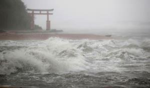 Un fuerte tifón paraliza el tráfico aéreo en el sur de Japón y deja 220,000 casas sin luz