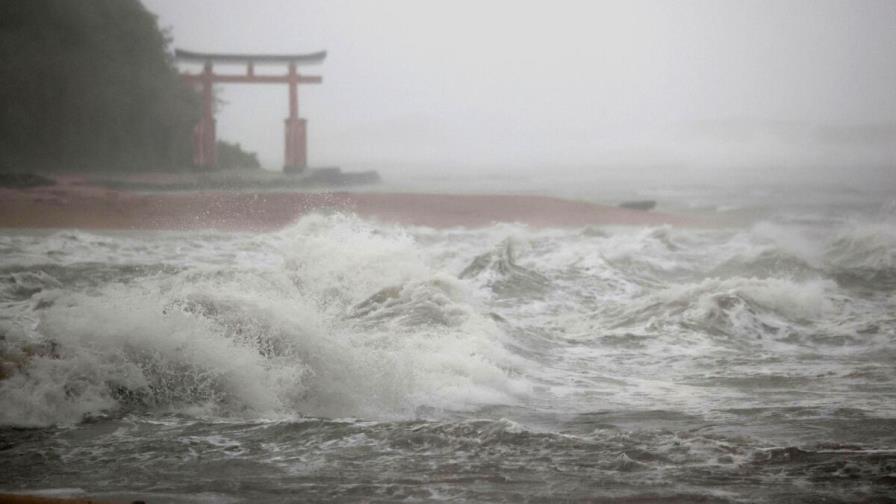 Un fuerte tifón paraliza el tráfico aéreo en el sur de Japón y deja 220,000 casas sin luz