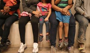 Las autoridades en EE.UU. violan los derechos de los migrantes con impunidad, según informe
