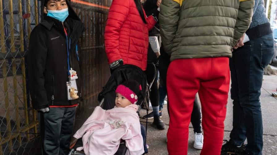No hay espacio, centenares de migrantes esperan un alojamiento en Nueva York