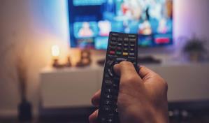 Decrece la audiencia de cadenas hispanas y circulación de periódicos en español, según Pew