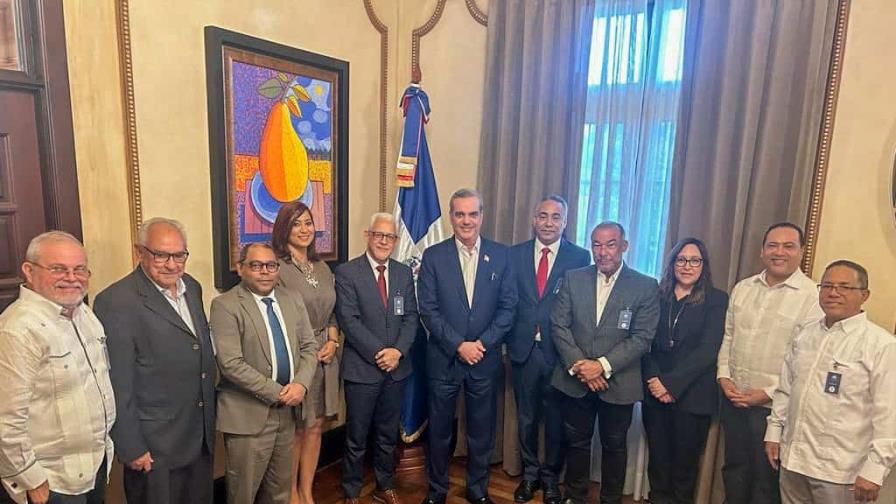 Presidente Luis Abinader recibe una comisión de Adopae en el Palacio Nacional