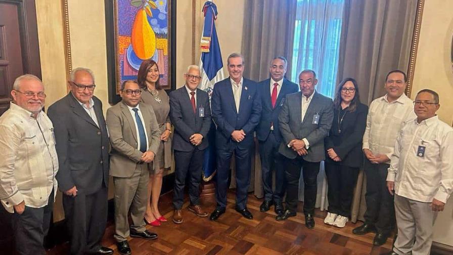Presidente Luis Abinader recibe en Palacio Nacional una comisión de ADOPAE Presidente Luis Abinader recibe en Palacio Nacional una comisión de ADOPAE