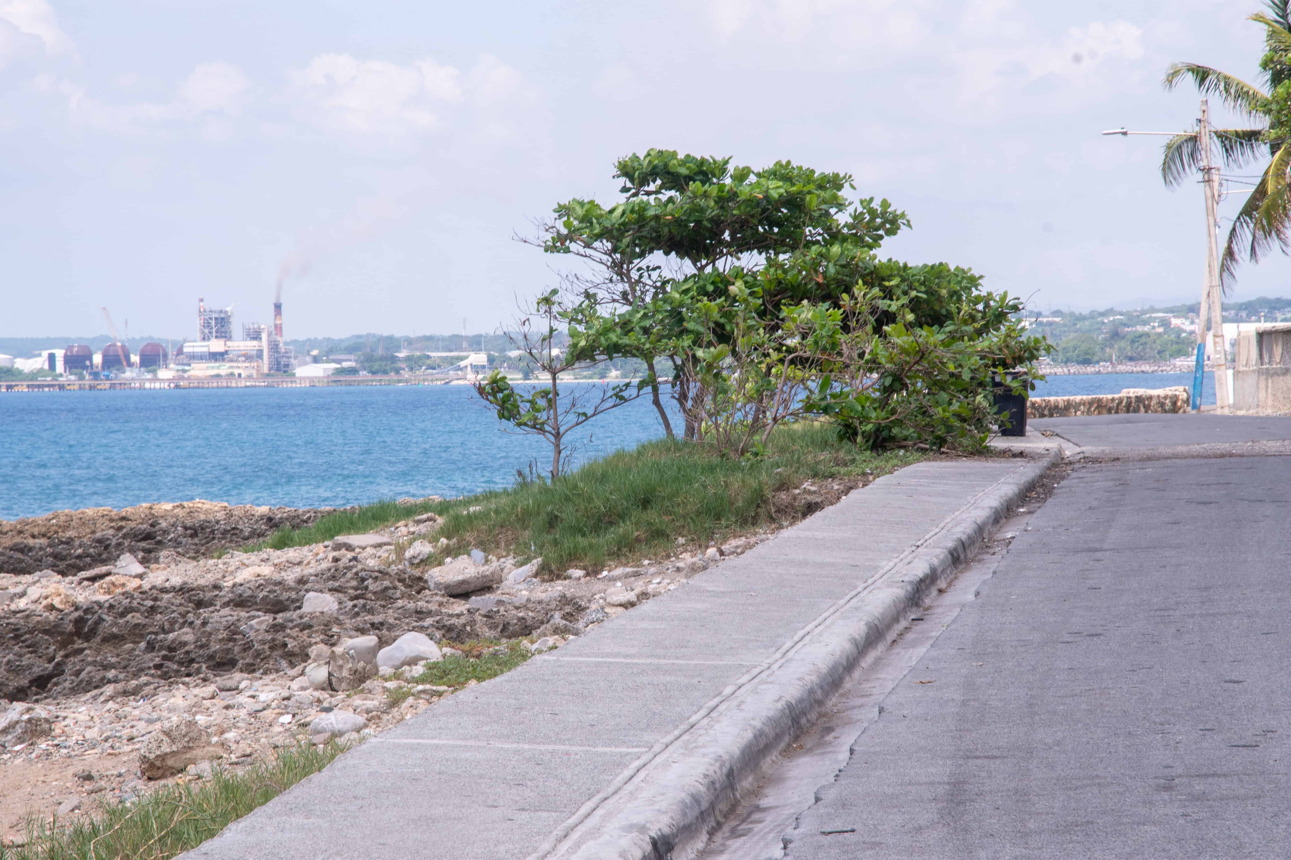 Desde Costa Azul , vista de la zona industrial de Haina.