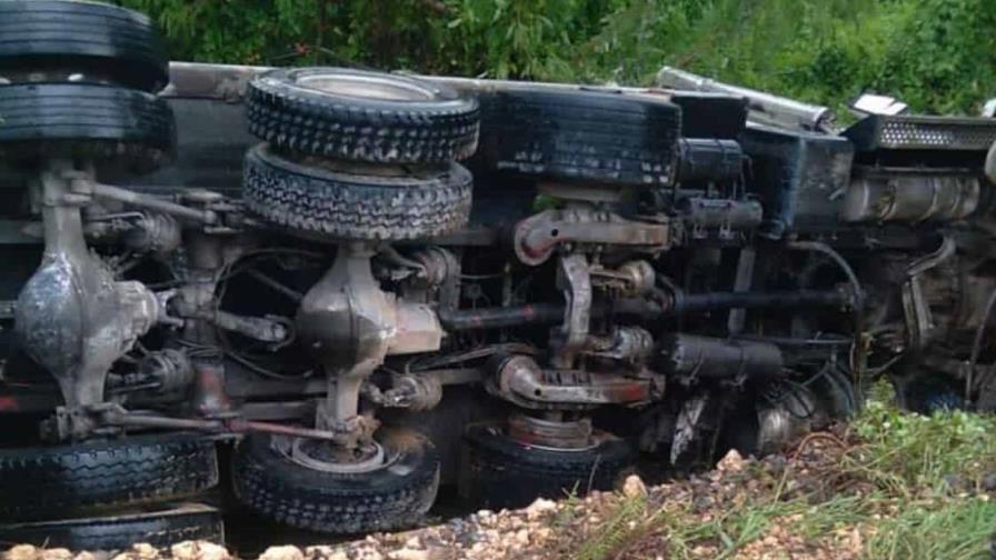 Choque entre dos camiones deja heridos en carretera de Miches