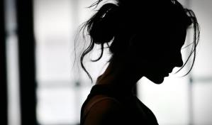 Ella sufre porque no le dan su posición