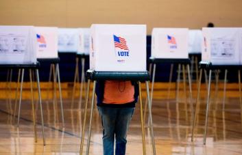 Michigan acusa a aliada de Trump de manipular máquinas de voto