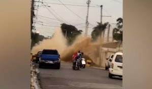 Fuga masiva de agua al fallar tubería mientras restablecían servicio en sectores de Santiago