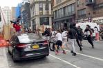 Multitud reunida en Union Square, NY, abruma a policía, salta sobre autos y lanza objetos Multitud reunida en Union Square, NY, abruma a policía, salta sobre autos y lanza objetos