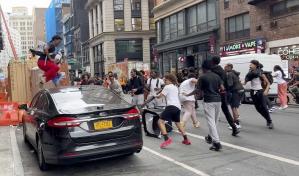 Multitud reunida en Union Square, NY, abruma a policía, salta sobre autos y lanza objetos