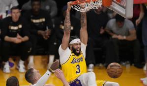 Anthony Davis y Lakers acuerdan extensión de 3 años y US$186 millones, informa fuente AP