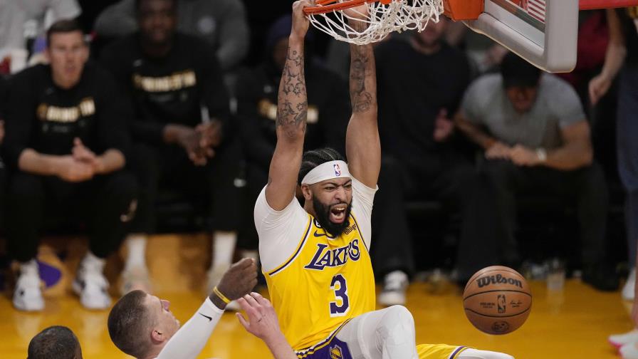 Anthony Davis y Lakers acuerdan extensión de 3 años y US$186 millones, informa fuente AP