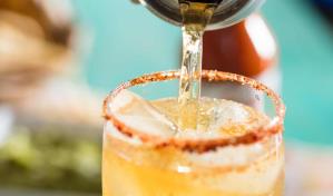 Cócteles con cerveza ideales para combatir el calor y celebrar su día