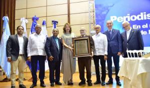 Ramón Emilio Colombo García recibe el Premio Periodista RD-UNESCO