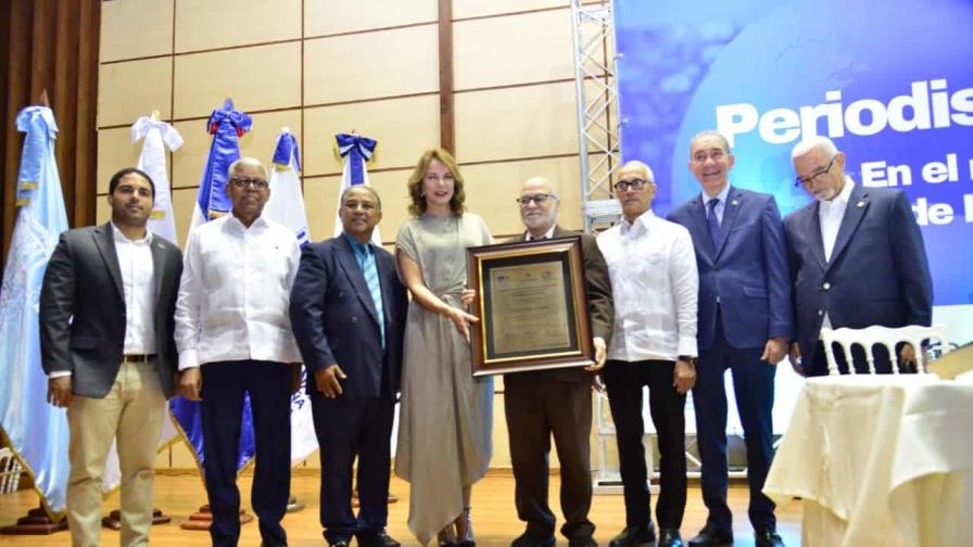 Ramón Emilio Colombo García recibe el Premio Periodista RD-UNESCO