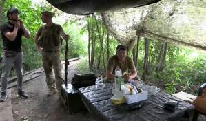 Gatos, rezos y camaradería: guerra de nervios en la frontera ucraniana con Rusia